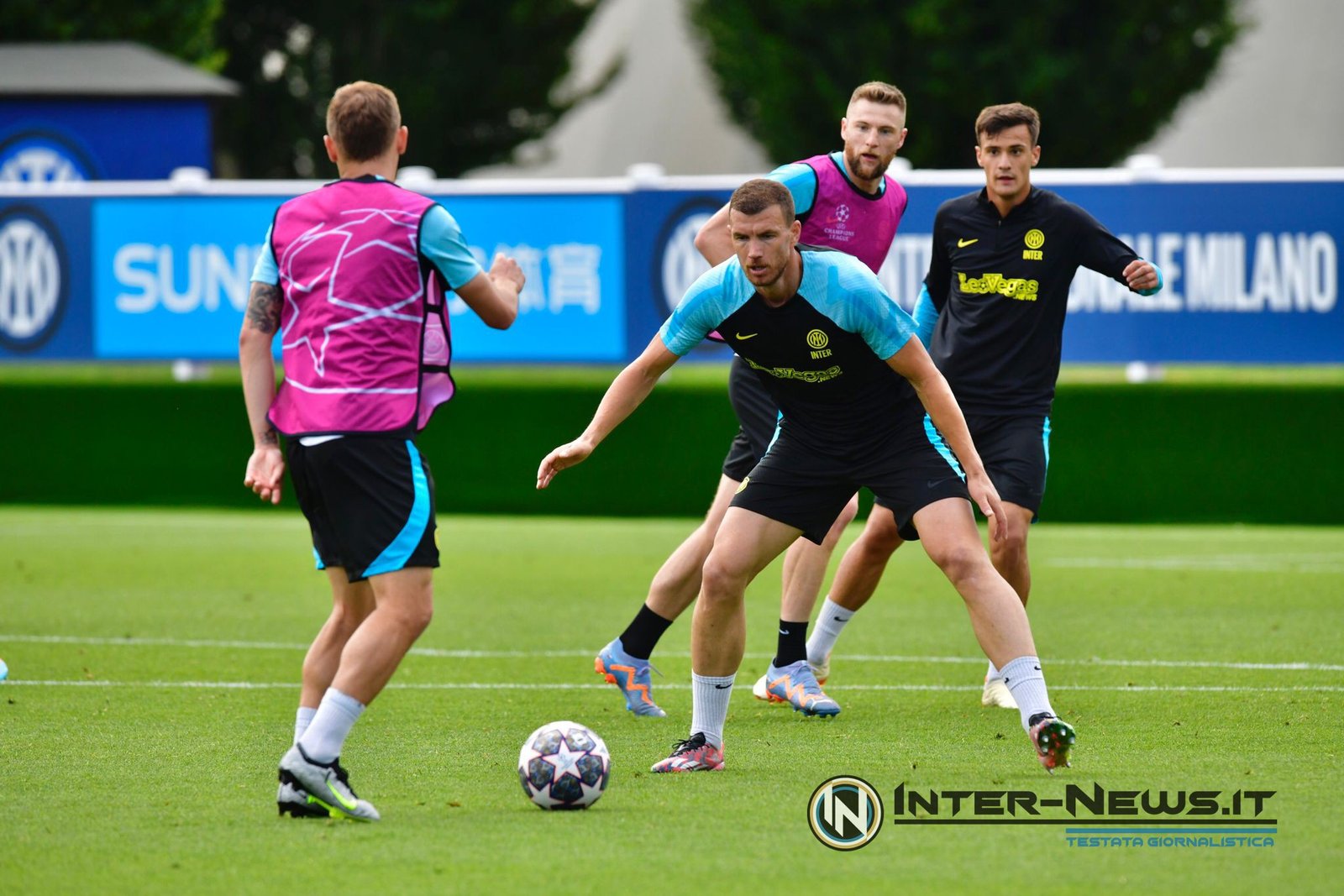 Dzeko, allenamento Champions League (copyright: Inter-News.it / Tommaso Fimiano)