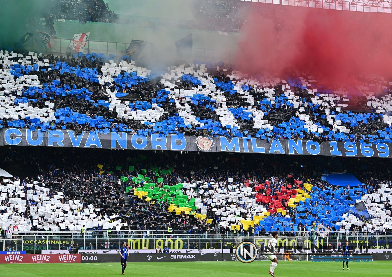 FOTO – La Curva Nord illumina la Darsena: festa per l’Inter campione!