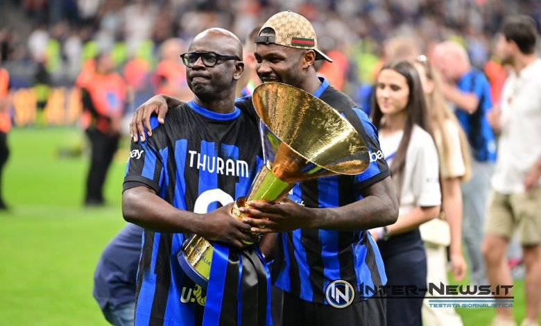 Marcus e Lilian Thuram in maglia Inter durante i festeggiamenti dello scudetto