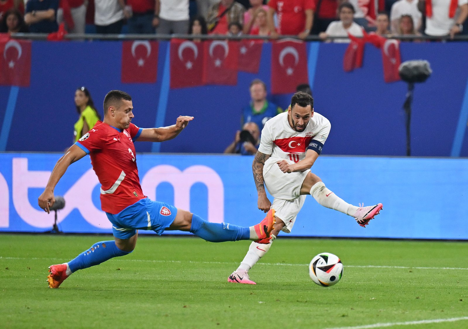 Calhanoglu esulta al 94? dopo il gol: la Turchia vince e passa!