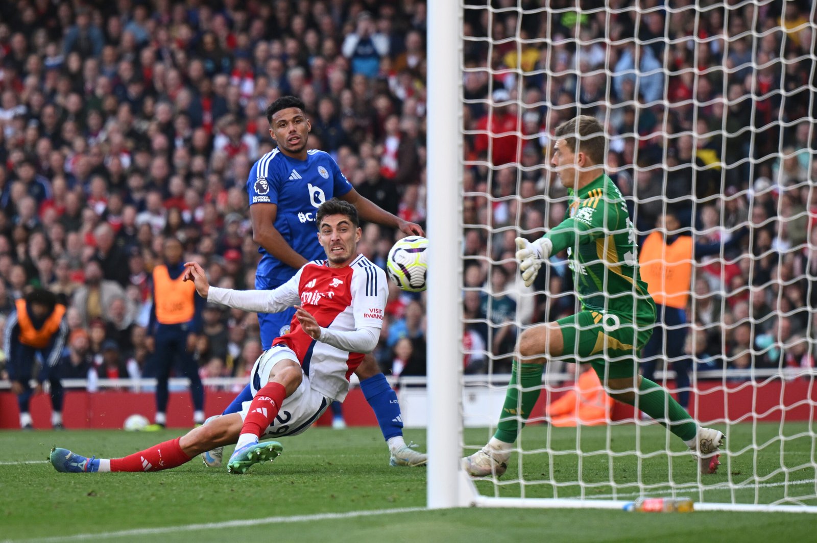 Arsenal, vittoria da cardiopalma con autogol al 95? con il Leicester!