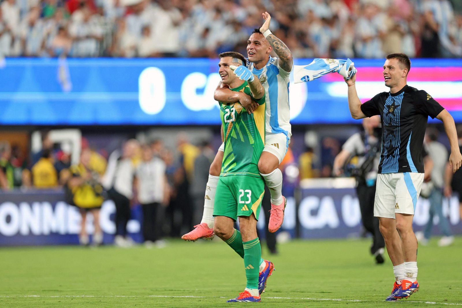 FOTO – Lautaro Martinez celebrato anche da Emiliano Martinez: «Pallone d’Oro!»