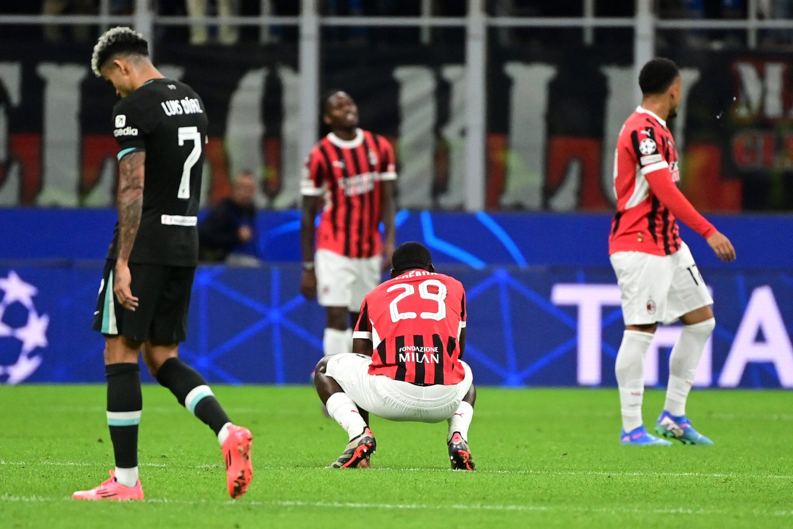 Milan, notte buia a San Siro. Contestazione a pochi giorni dall’Inter